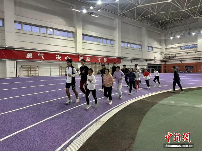 中国代表团将派出百余名