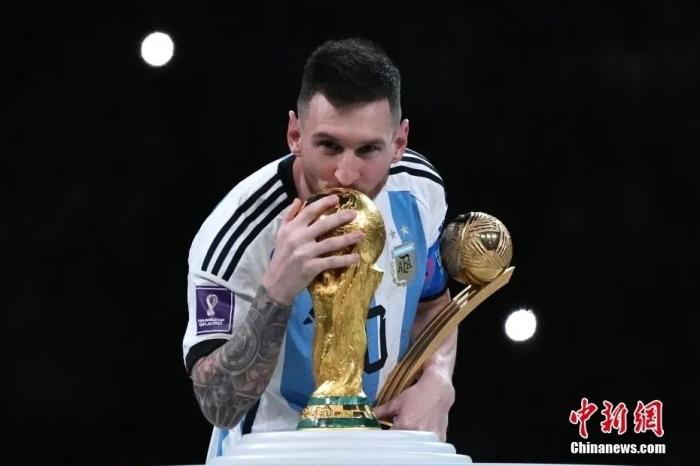 在巴黎再创历史：梅西七度当选世界足球先生，