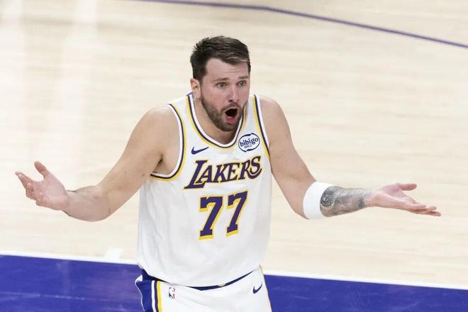 东契奇技术犯规遭撤销 避免禁赛与巨额罚款