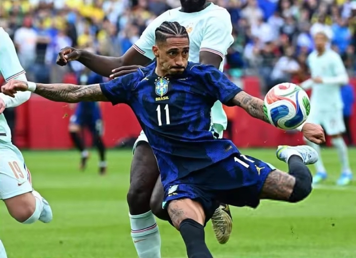 拉菲尼亚热身赛半场离场 肌肉伤势困扰巴西锋线