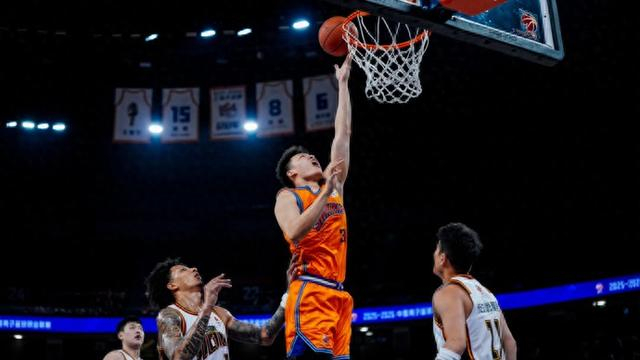 上海男篮十六连胜追平纪录 替补阵容成胜负关键