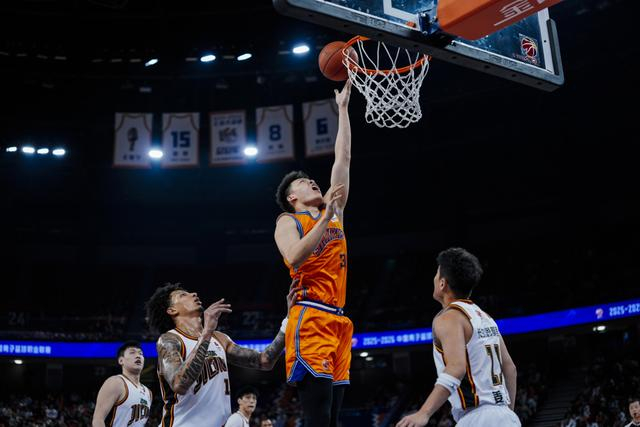 上海男篮十六连胜追平纪录 替补阵容成胜负关键